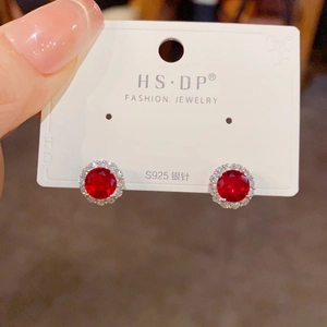 Détail des boucles d'oreilles en argent S925 avec zircon rouge et halo de cristaux