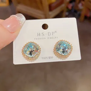 Détail de boucles d'oreilles carrées en cristal bleu clair avec tiges en argent S925