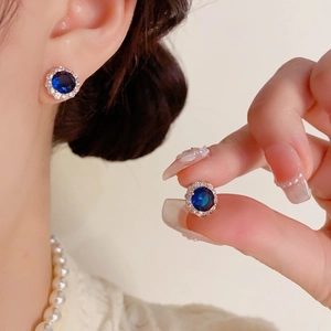 Boucles d'oreilles halo en or avec pierre bleue et zircons blancs pour femme élégante