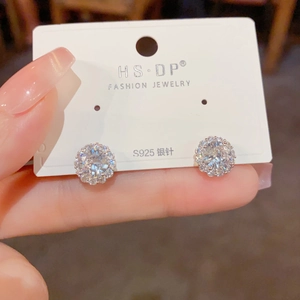 Gros plan de boucles d'oreilles en argent S925 avec zircons et finition polie