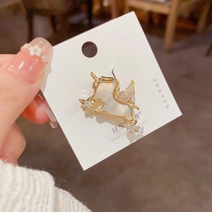 Detailansicht einer vergoldeten Einhorn-Brosche mit glitzernden Kristallen und Zirkonia