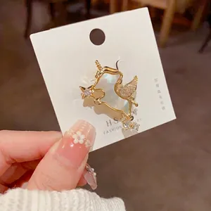 Einzigartige Einhorn-Brosche aus vergoldeter Legierung mit Muschel und Zirkonia