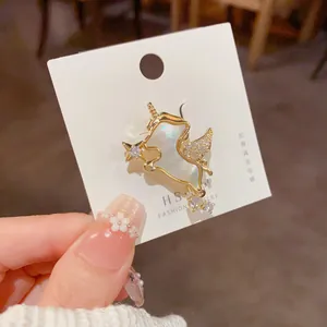Detaillierte Nahaufnahme einer vergoldeten Einhorn-Brosche mit Perlmutt-Inlay