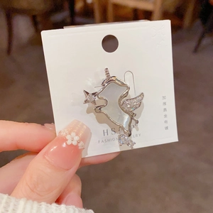 Nahaufnahme der Einhorn-Brosche mit schillernden Muschelflügeln und Glaskristallen