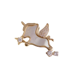 Einzigartige goldene Einhornbrosche mit Muscheleinlage und glitzernden Zirkonflügeln