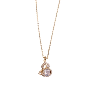 Elegante goldene Halskette mit funkelndem Zirkonia-Kürbis-Anhänger und feiner Kette