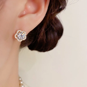 Boucles d'oreilles fleurs élégantes avec zircons brillants sur base en métal argenté
