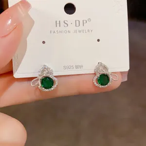 Vue détaillée de boucles d'oreilles gourde en argent S925 avec gemme verte et zircons