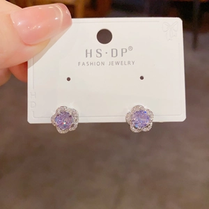 Boucles d'oreilles fleurs en zircon violet clair sur carte de présentation