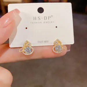 Détails de boucles d'oreilles gourde ajourées avec nœud et zircons cubiques brillants