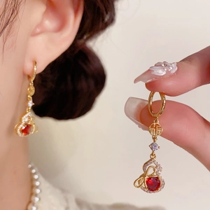Boucles d'oreilles gourde dorées avec rubis, glands en zircon et caractère Fu chic