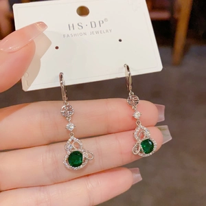 Boucles d'oreilles gourde en argent avec zircon vert et détails du caractère Fu traditionnel
