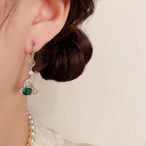 Boucles d'oreilles gourde en argent avec pierre émeraude et nœud en zircon élégant