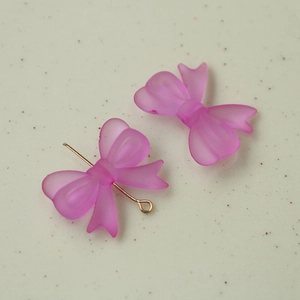 Detail von rosa mattem Acryl-Schleifenanhänger mit Metallöse für DIY-Schmuck