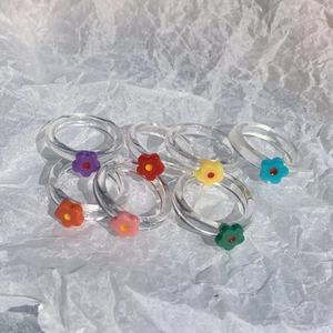 Transparentes Set aus Harzringen mit bunten Blumenanhängern aus Acryl für Damen