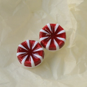 Nahaufnahme der rot-weißen Harz-Bonbon-Anhänger mit Glitzer für DIY-Ohrringe