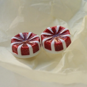 Makroaufnahme von rot-weißen Glitzer-Resin-Zuckerstangen-Charms für DIY-Bastelarbeiten