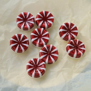 Funkelnde rot-weiß gestreifte Pfefferminzbonbon-Harzanhänger für DIY Haarschmuck