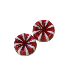 Zwei rot-weiß gestreifte Pfefferminzbonbon-Harzanhänger mit Glitzer für DIY-Haarschmuck