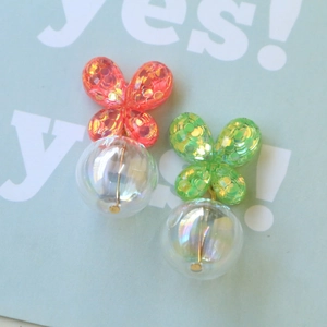 Detalle de dijes de mariposa DIY con lentejuelas y cuentas redondas efecto aurora