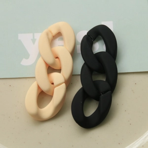 Matte Acryl-Gliederkette Ohrringe in Schwarz und Creme mit hohlem geometrischem Design