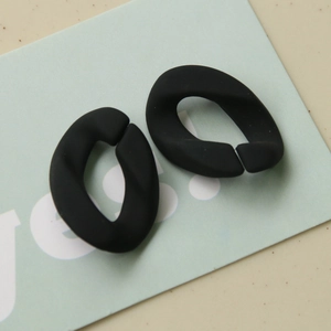 Nahaufnahme matter schwarzer gedrehter Ovalglieder aus Acryl mit mattem Finish