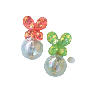 Pendientes de mariposa con lentejuelas y cuentas luminiscentes en naranja y verde