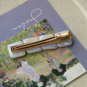 Barrette dorée élégante avec quatre plaques rectangulaires en acrylique nacré et pince