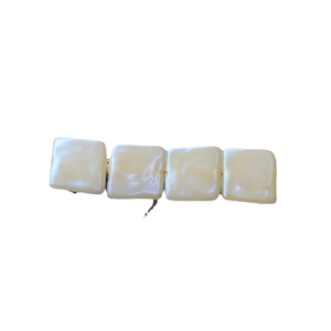 Barrette à cheveux minimaliste en acrylique crème avec éclat nacré sur fond blanc