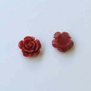 Detalle de dijes de rosas de resina roja oscura con acabado pulido para manualidades DIY