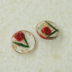 Détail macro d'une sphère en résine avec fleurs 3D et feuilles d'or pour bijoux DIY