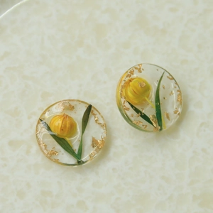 Détails de breloques en résine avec de vraies fleurs séchées jaunes et feuilles d'or