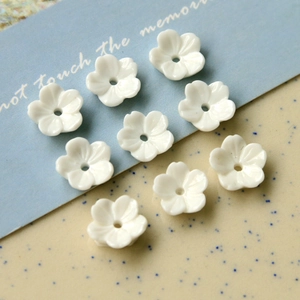 Perles de fleurs en résine blanche à cinq pétales avec trou central pour bijoux DIY