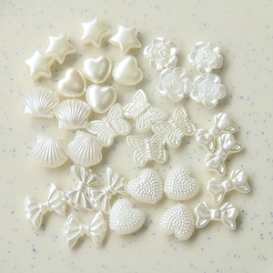 Kit ciondoli nail art fai da te con rose di perle bianche conchiglie e farfalle bijoux