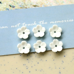 Détails de six fleurs en résine blanche avec trou central pour bijoux DIY