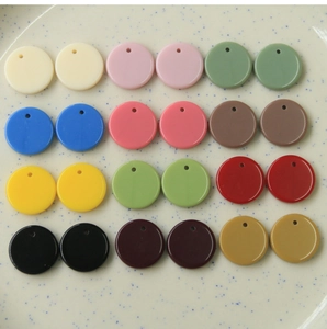16 mm bunte runde Acryl-Anhänger mit vorgebohrten Löchern für DIY-Schmuckherstellung