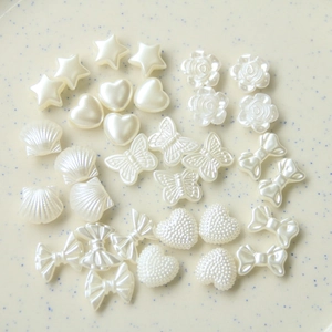 Mix di ciondoli in resina bianco perlato con rose, cuori e farfalle per creazioni fai-da-te