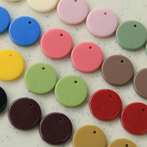 Flachbild von 16mm bunten Acryl-Rundanhängern mit Löchern für DIY-Schmuckherstellung