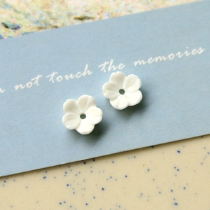 Vue macro détaillée de deux fleurs en résine blanche à 5 pétales avec trou central pour DIY