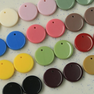 Flache runde 16mm Acrylperlen in verschiedenen Farben mit Loch für DIY-Schmuck