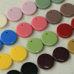 Makroaufnahme von 16mm glänzenden runden Acryl-Anhängern mit Vorbohrung für DIY-Schmuck