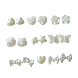 Set di 9 paia di orecchini di perle bianche a forma di fiore, conchiglia e farfalla