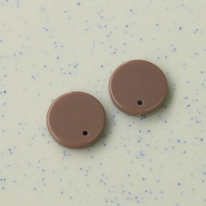 Makroansicht von 16mm mattgrau-violetten Acryl-Rundscheiben mit Löchern für DIY-Schmuck