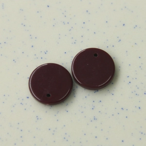 Nahaufnahme von runden dunkelvioletten 16mm Acryl-Anhängern mit Loch für DIY Schmuck
