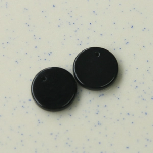 Detailaufnahme 16mm schwarze polierte Acrylscheiben mit Vorbohrung für DIY-Schmuckherstellung