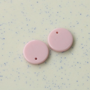 Nahaufnahme der 16 mm runden rosa Acryl-Anhänger mit Loch für DIY-Schmuckherstellung