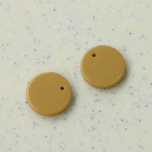 Nahaufnahme von 16mm khaki Acryl-Rundperlen mit Loch für DIY-Schmuckherstellung