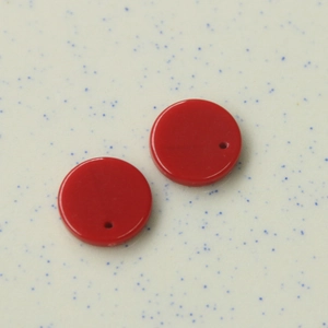 Nahaufnahme von roten 16mm Acrylperlen mit Loch für die Herstellung von DIY-Schmuck