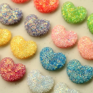 Ciondoli a cuore in resina glitterata con texture sabbiata per creazioni fai-da-te