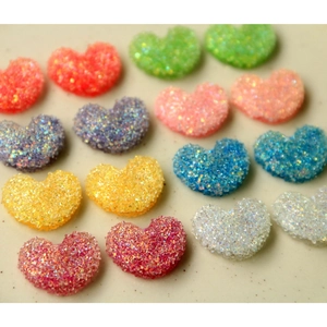 Macro di ciondoli a cuore in resina glitterata colorata per accessori fai da te e capelli